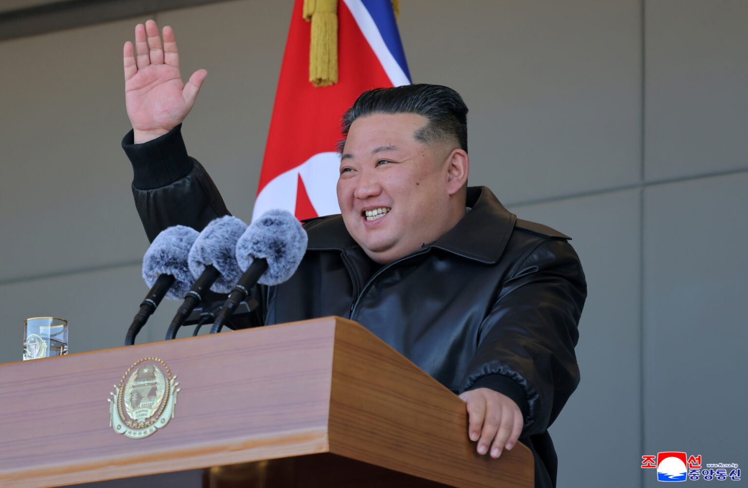 김정은총비서 신의주온실종합농장건설장에서 청년건설자들 축하격려 - KOREA NEWS SERVICE